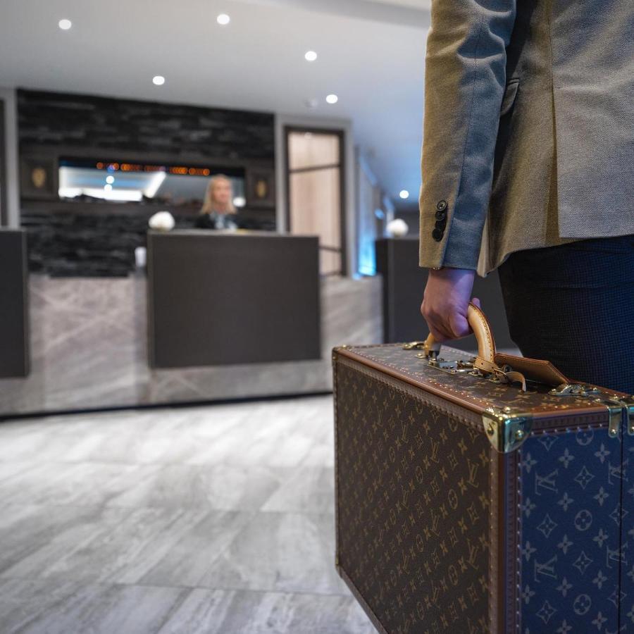 Boulevard Hotel 黑潭 外观 照片 A guest checking in at a hotel