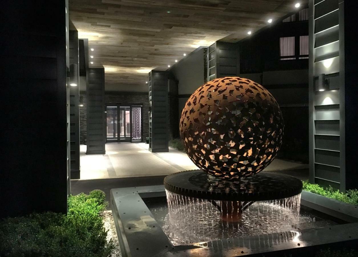 Boulevard Hotel 黑潭 外观 照片 Fountain at the entrance of the museum