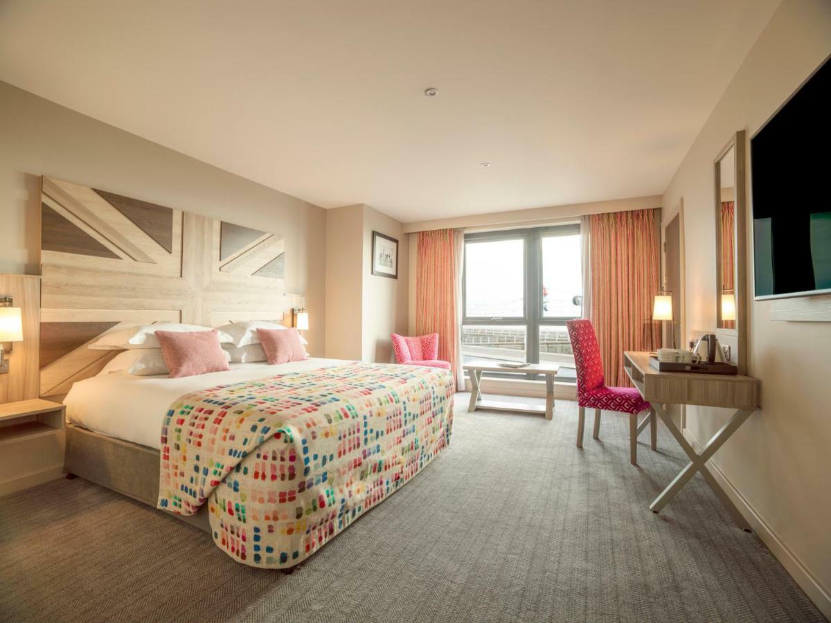 Boulevard Hotel 黑潭 外观 照片 A bedroom at the Hilton London Heathrow